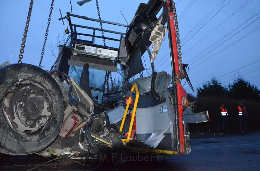 Schwerer VU Bus Zug Düsseldorf P541.JPG